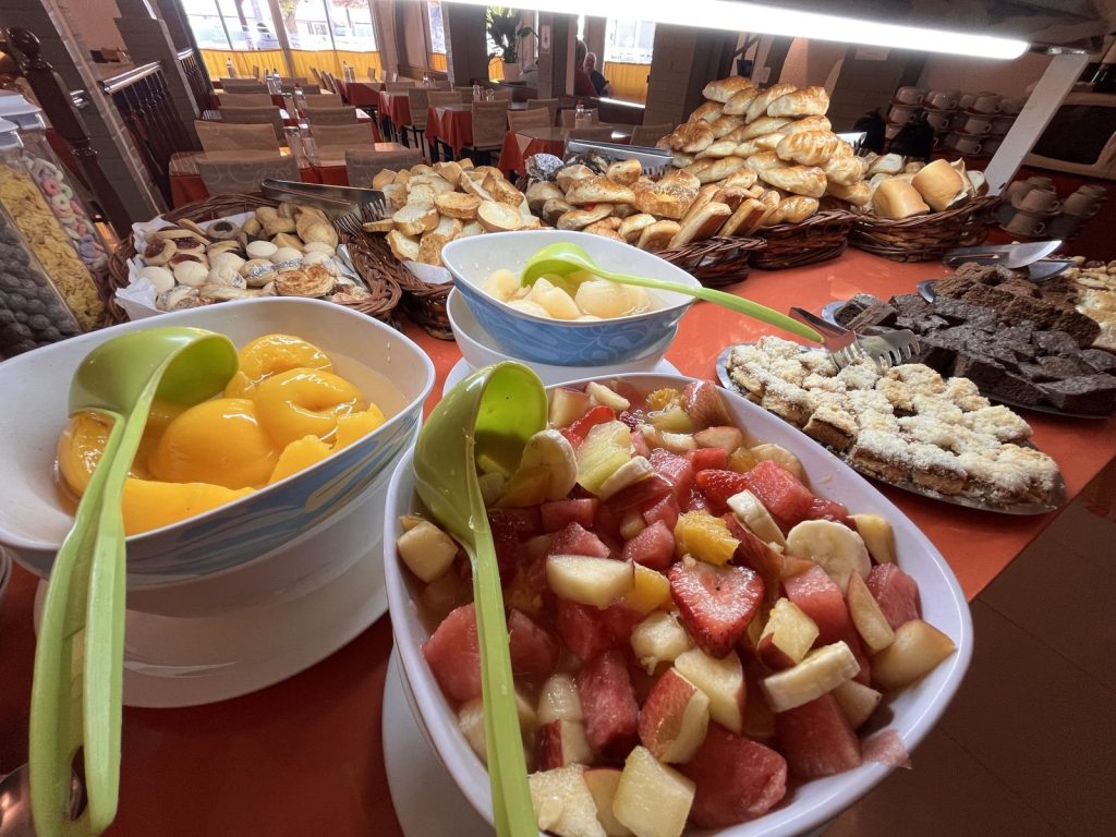 Mesa del desayuno buffet del Arraial Hotel