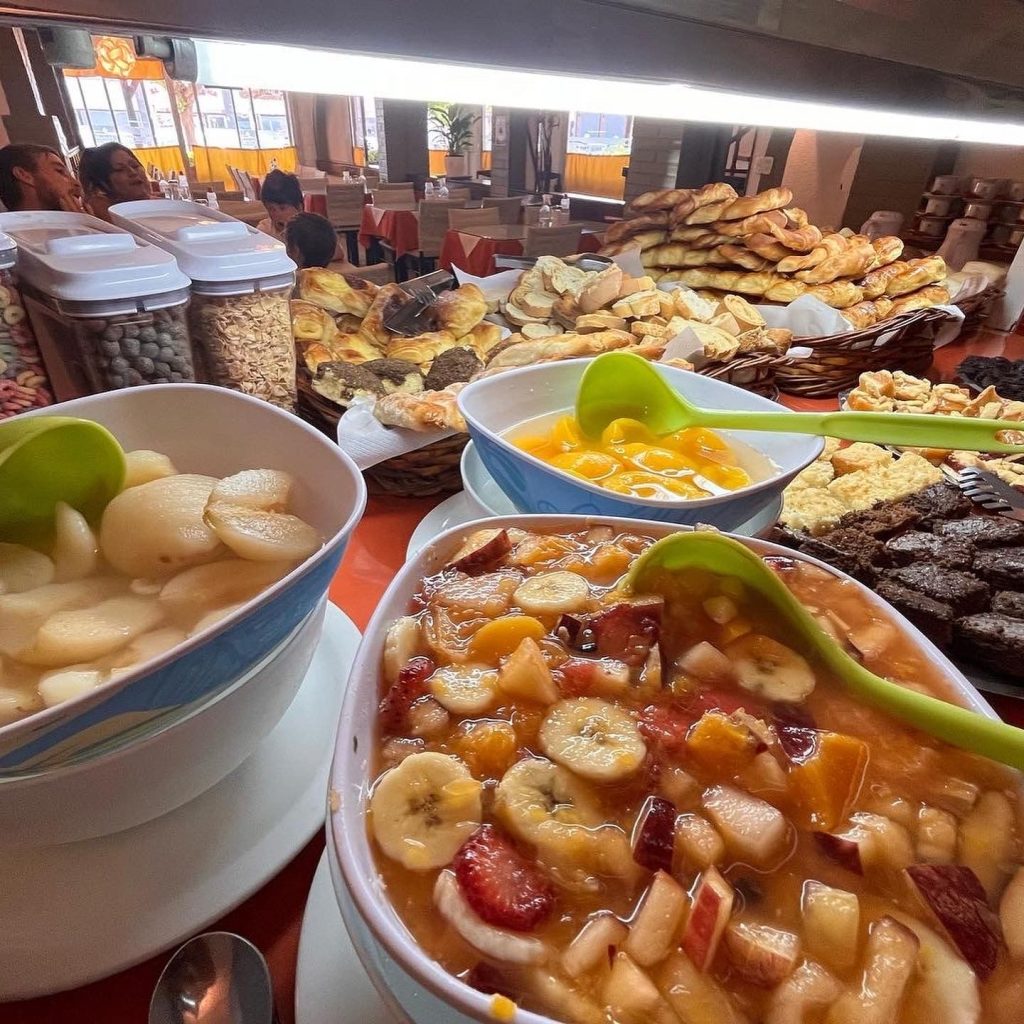 Mesa del desayuno buffet del Arraial Hotel