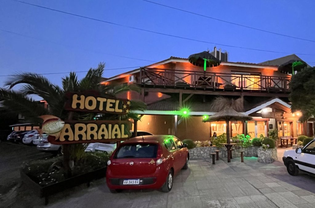Frente del Arraial Hotel al atardecer