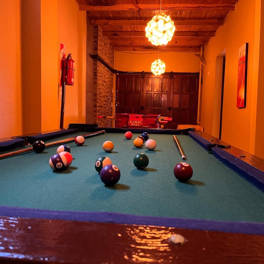 Salón de juegos con mesa de pool