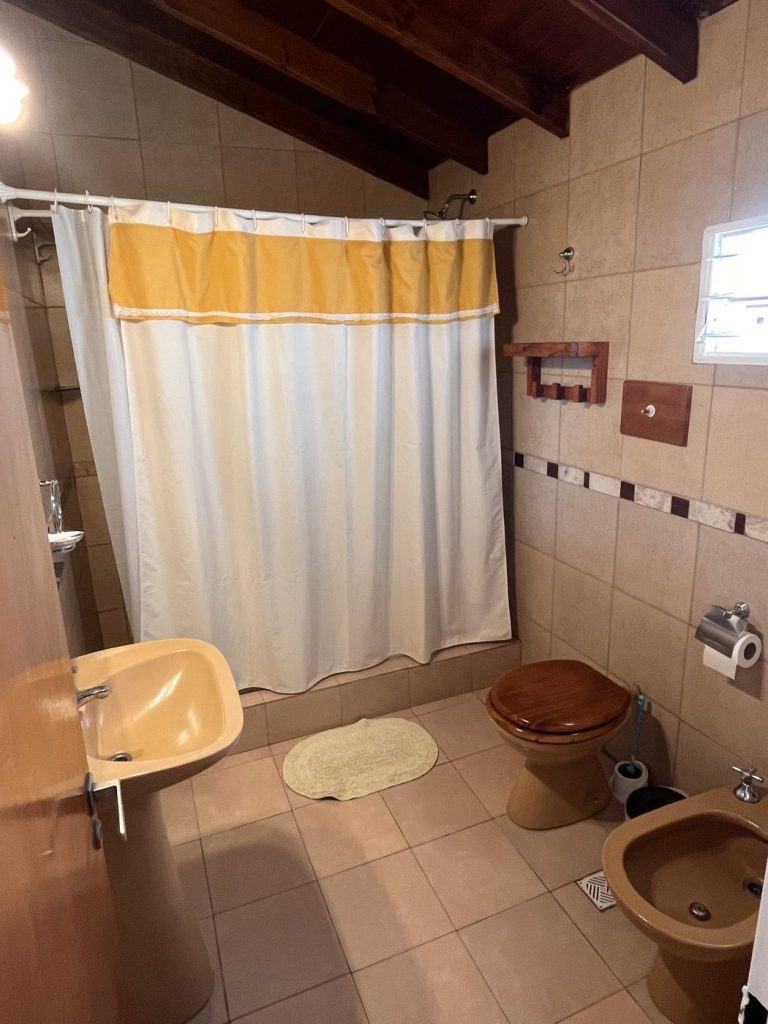 Baño privado de la cuádruple de dos cuartos