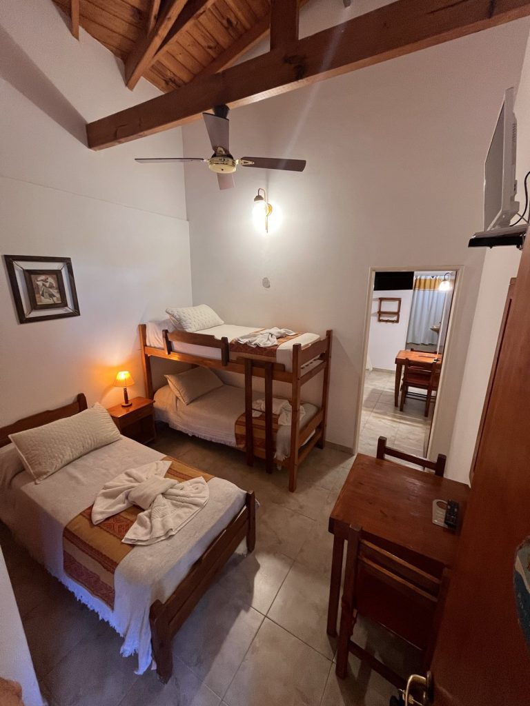 Habitación quíntuple del Arraial Hotel en Villa Gesell